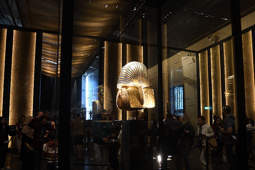 86 MAK_7181.jpg - Il reperto più famoso dell’antico Egitto: la maschera funeraria del faraone in oro massiccio con intarsi di pietre preziose come lapislazzuli, quarzo e ossidiana, pesa oltre 10 kg.